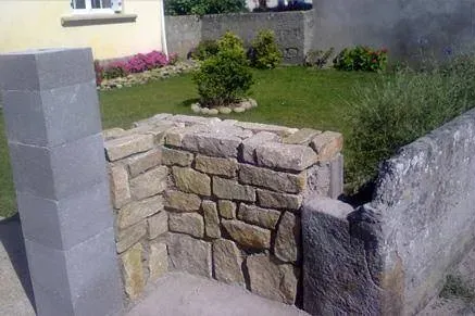 Maçonnerie près de Plouescat